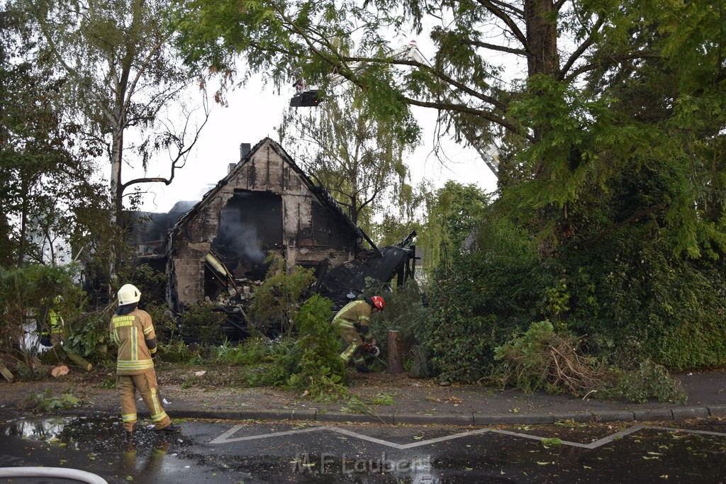 Grossfeuer Einfamilienhaus Siegburg Muehlengrabenstr P0873.JPG - Miklos Laubert